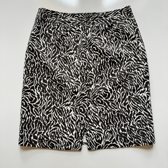 Ann Taylor Loft Petite Swirl Print Shift Skirt in Black & White - Picture 2 of 7